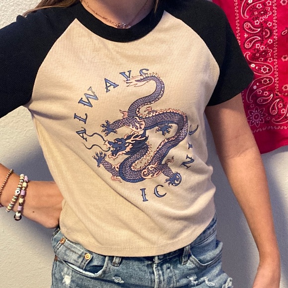 I’m selling a shirt that says Large but it’s super small fits as a small. - Picture 1 of 3